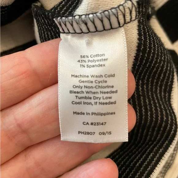 Black and white sweater - Picture 3 of 3